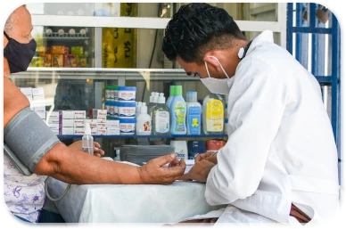 Medico de farmavital prestado consulta en farmacia
